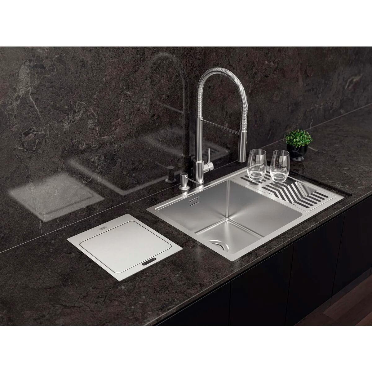 Lixeira de Embutir com Sensor Tramontina Next em Aço Inox com Balde Plástico 5 L